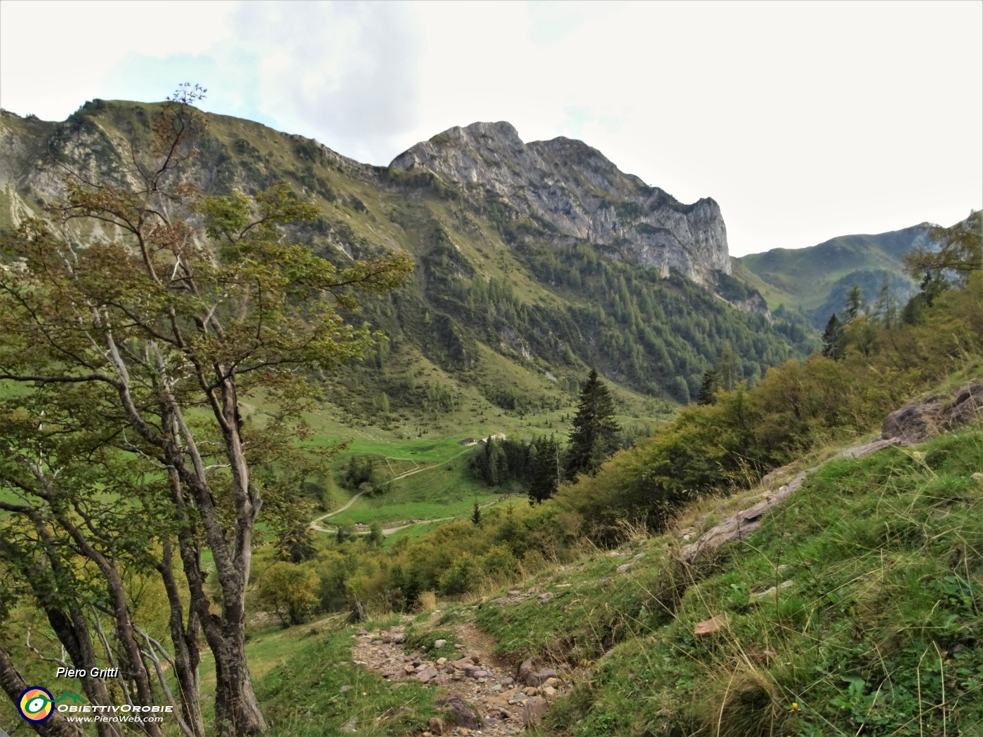 84 Ormai rientrati alla conca di Mezzeno con vista sul Corno Branchino.JPG